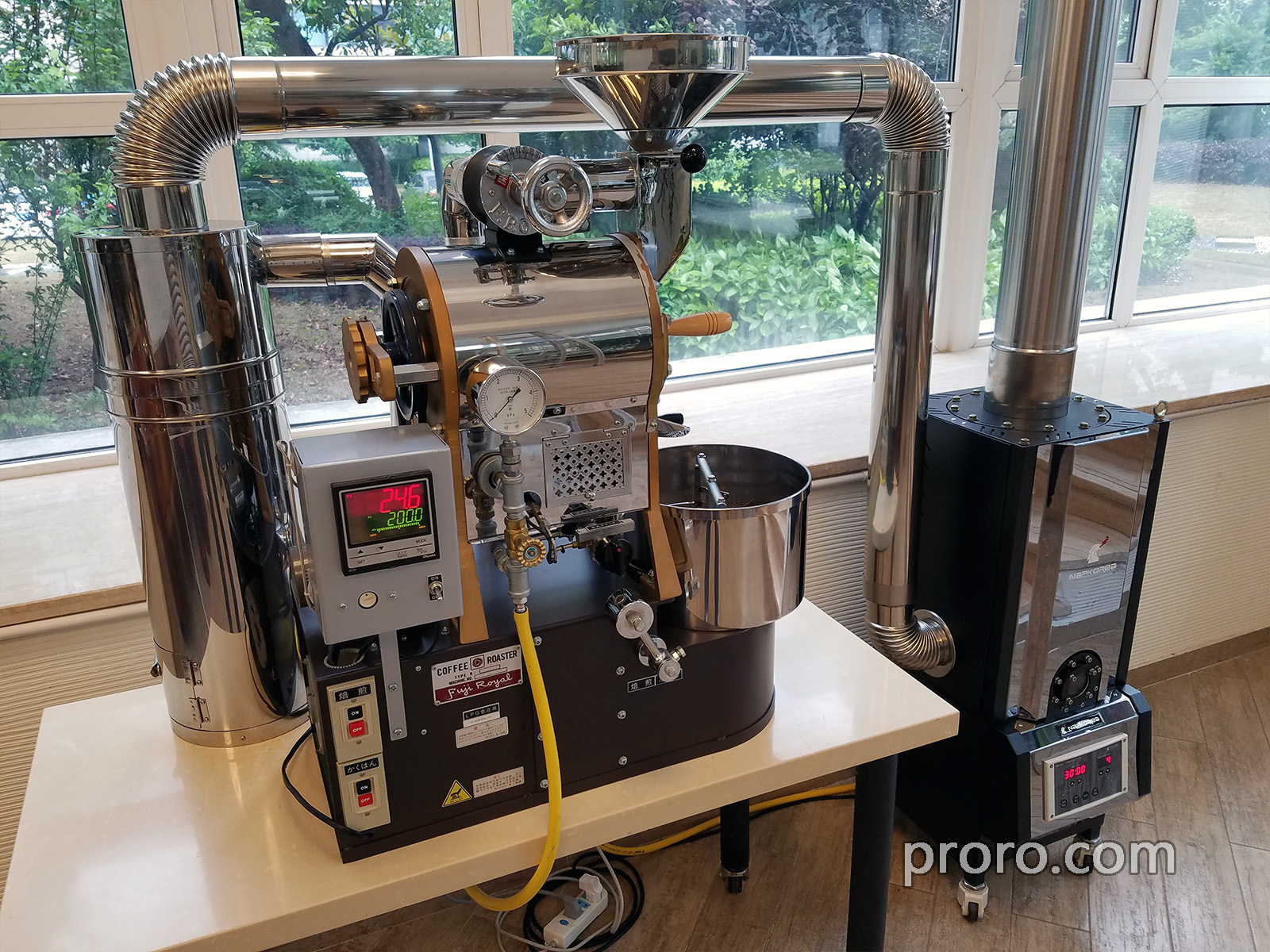 FUJIROYAL 富士皇家3公斤咖啡烘焙机 除烟除味 后燃机 安装案例照片。